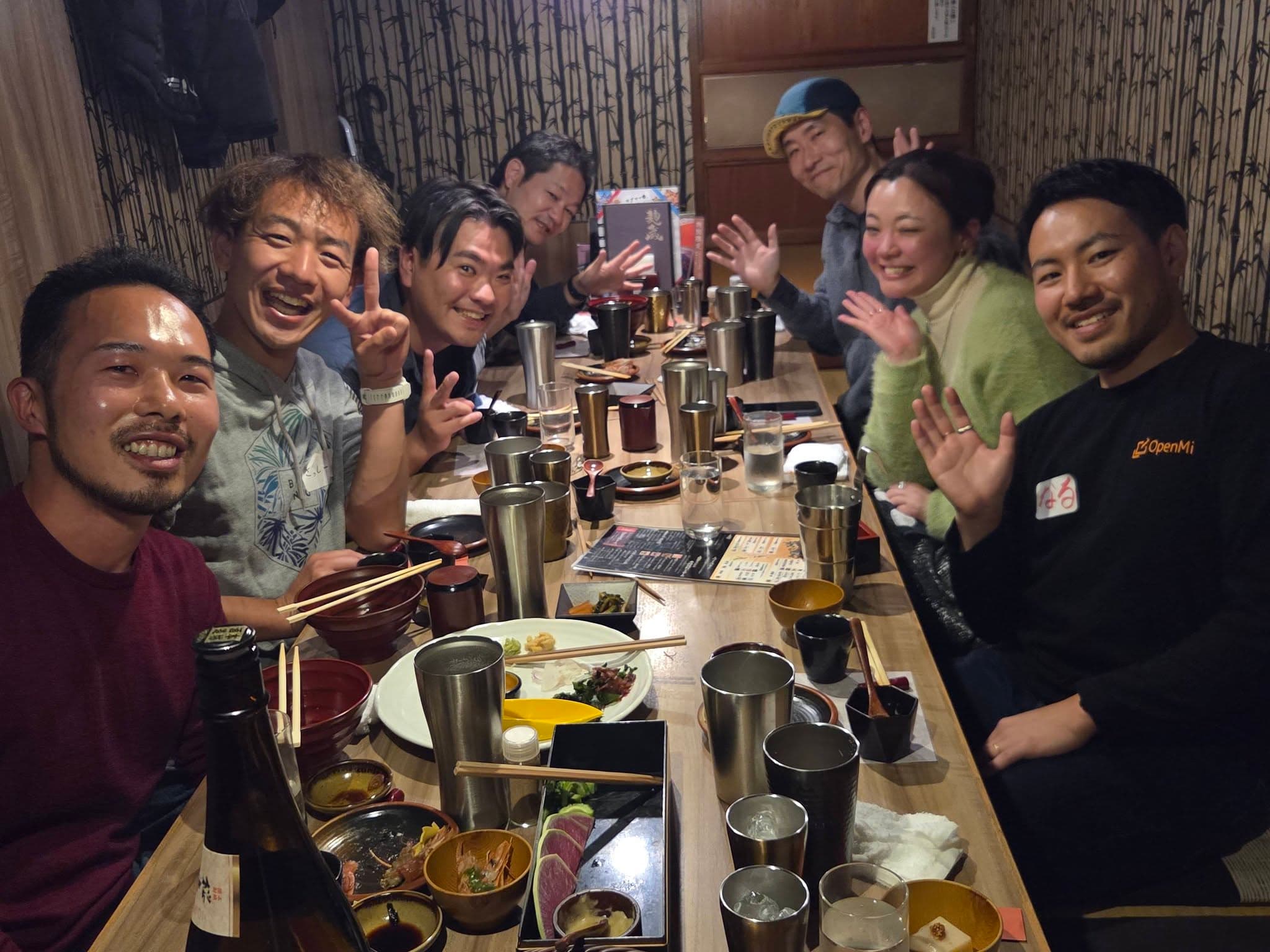 第1回イベントの懇親会で参加者が交流している様子
