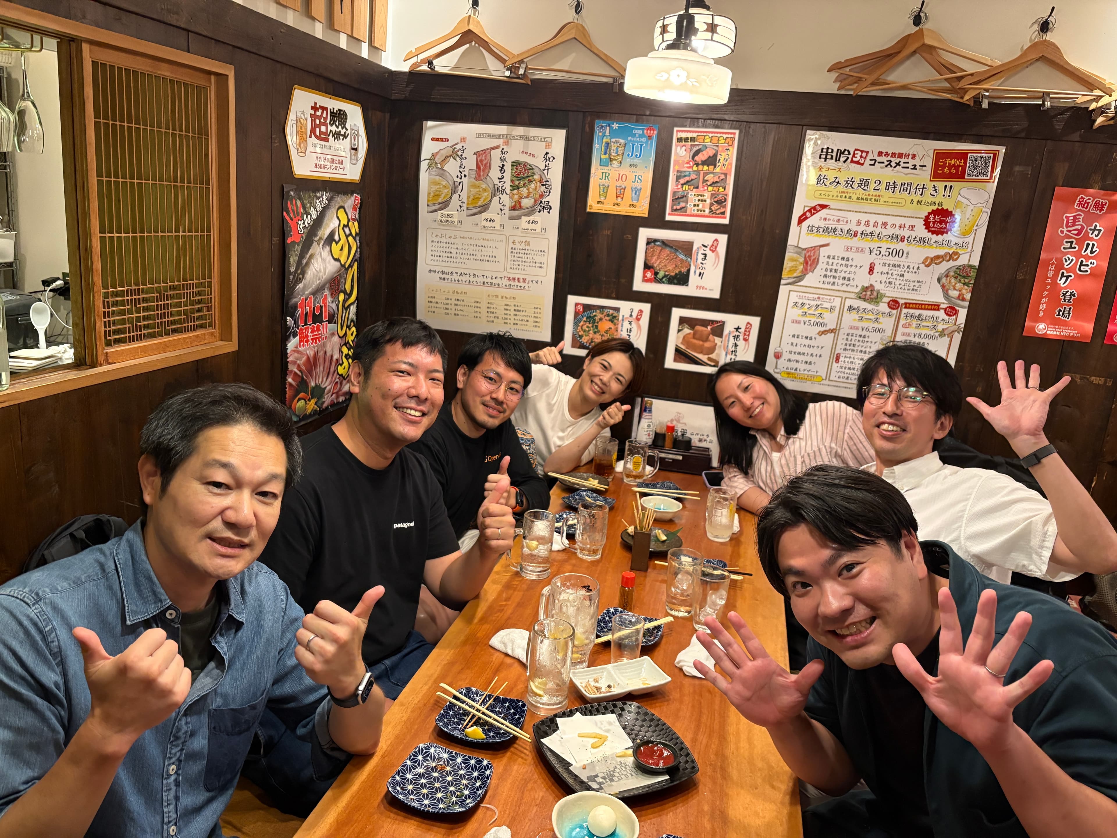 第4回イベントの懇親会で参加者が手を振る様子