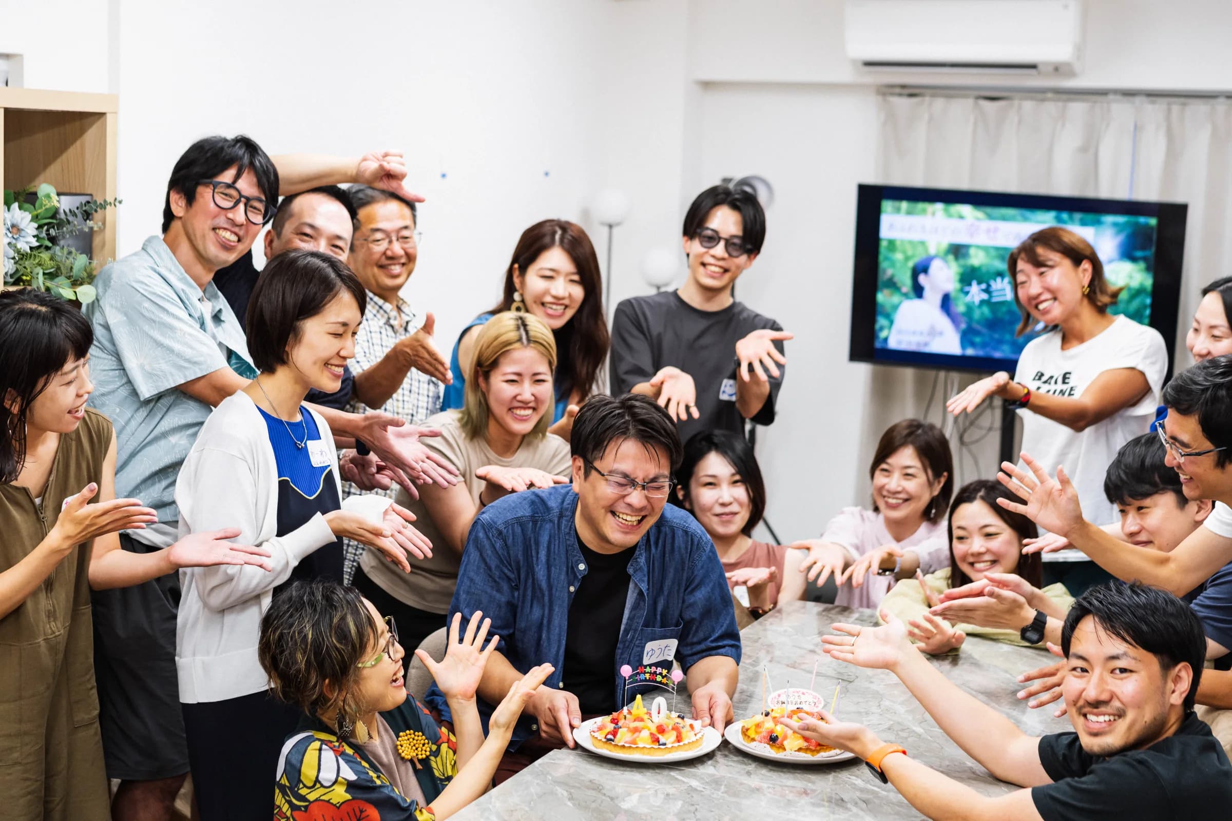 第5回イベントで参加者がテーブルを囲んで祝う様子